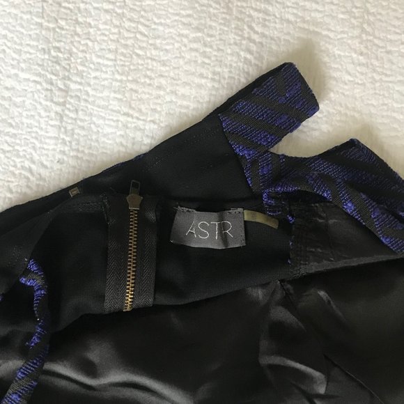 ASTR Chevron Cut-out Crop Top - Picture 5 of 5